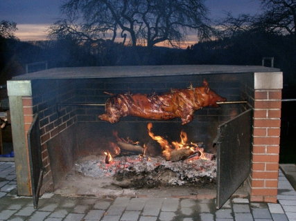 Spanferkel auf dem Grill